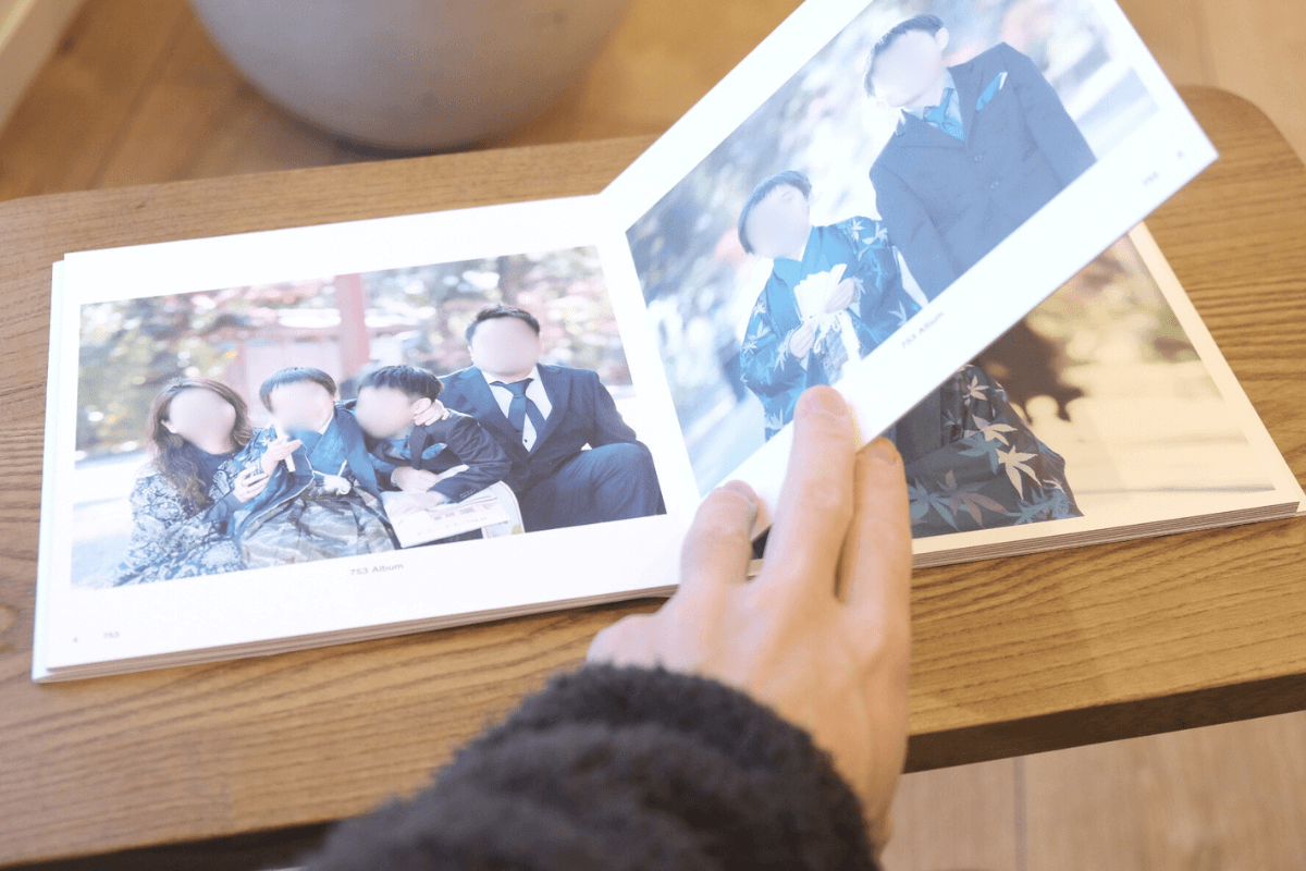 フォトバックのFOLIOを片手でめくっている写真